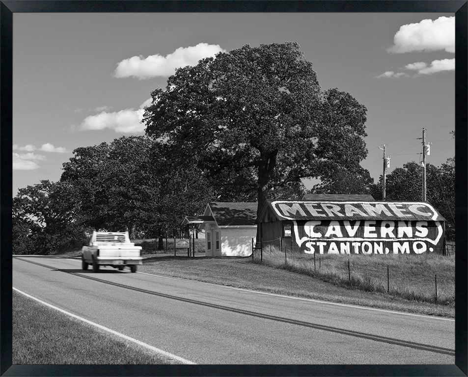 USA, Oklahoma, Route 66, Twin Oaks nr, Chandler, 'Meramec Barn' advertising Meramec Caverns in Missouri (RF)
